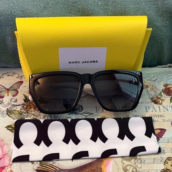 Marc Jacobs Accessories - Marc Jacobs Black & White Sunglasses with Large Side Insignia and Yellow Case